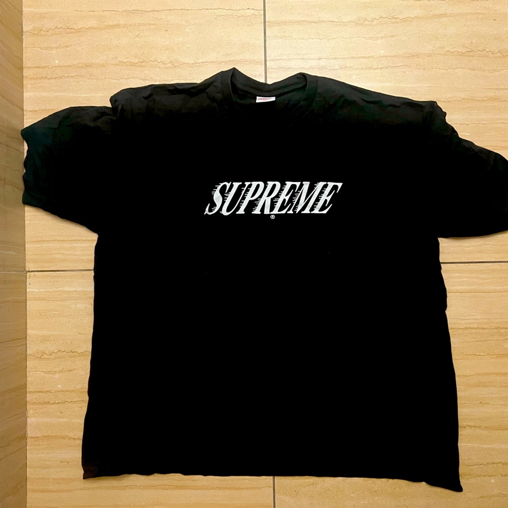 BLACK SUPREME T SHIRT LIKE NEW WORN ONCE